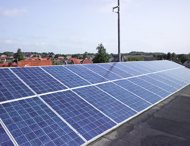 Is het mogelijk om zonnepanelen op een plat dak te plaatsen?